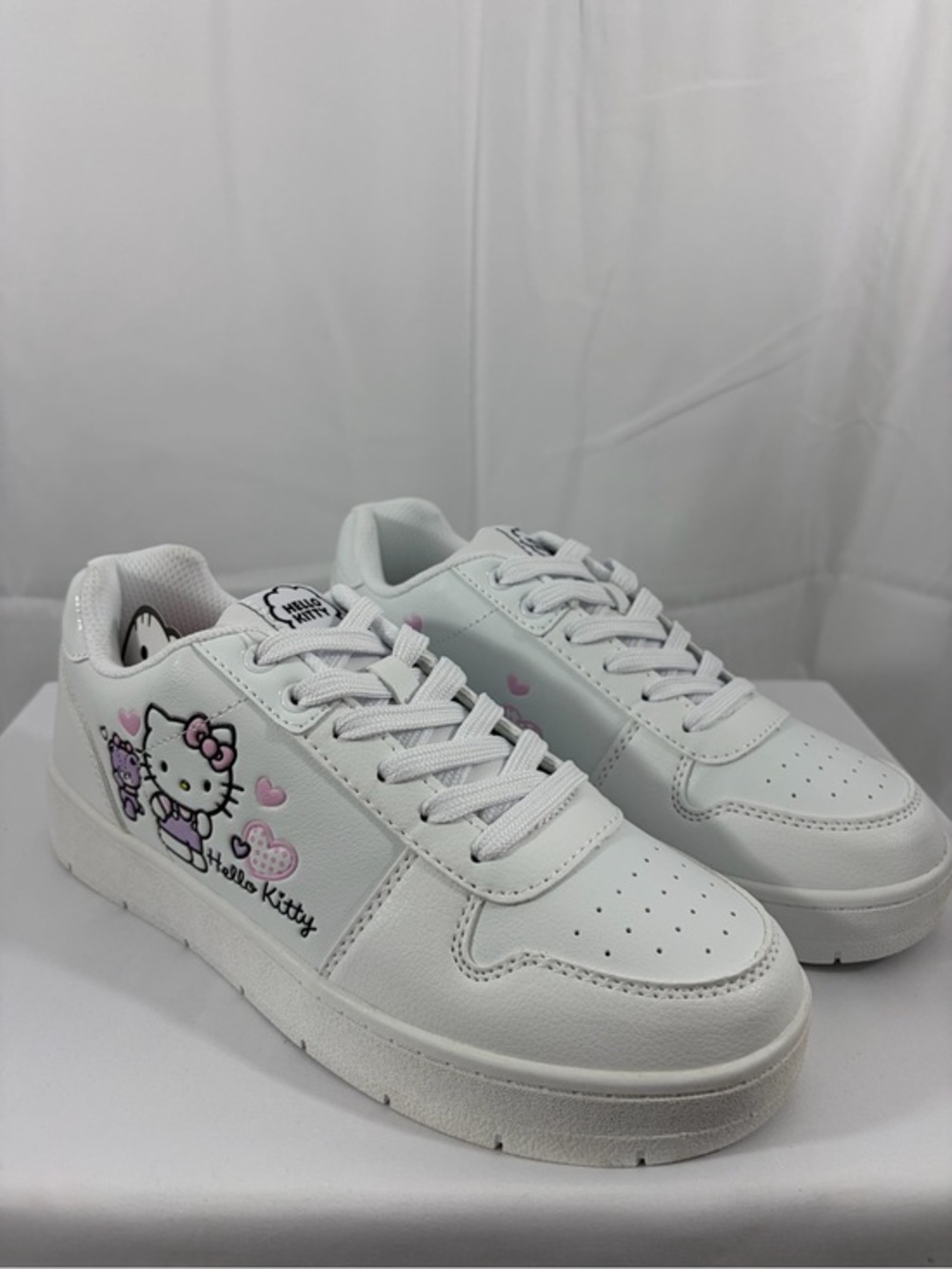 NWT Hello Kitty Women’s Size 8 White & Pink Graphic Lace-Up Sneakers - Picture 1 of 9